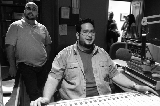 Rafael Josué Vega y Fabiel Lozada durante la transmisión especial de Contrapunto.