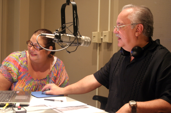 Isabel Pichardo junto a Jorge Medina en la transmisión especial de Cantar América.