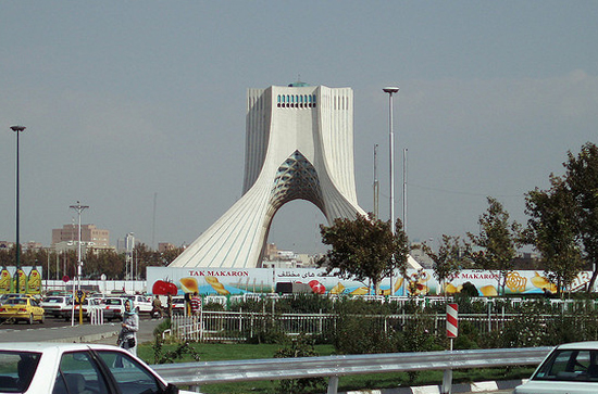 Torre Azadi, Torre de Libertad en español, que marca la entrada a Tehran, la capita de Irán. Foto por David Holt