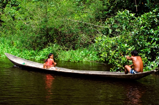 Familia warao en canoa