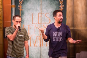 Foto 3- Lin Manuel junto al estudiante de Drama Ian Robles improvisando un rap (640x427)