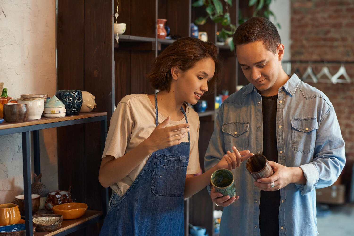 joven mujer mostrando una artesanía a un cliente