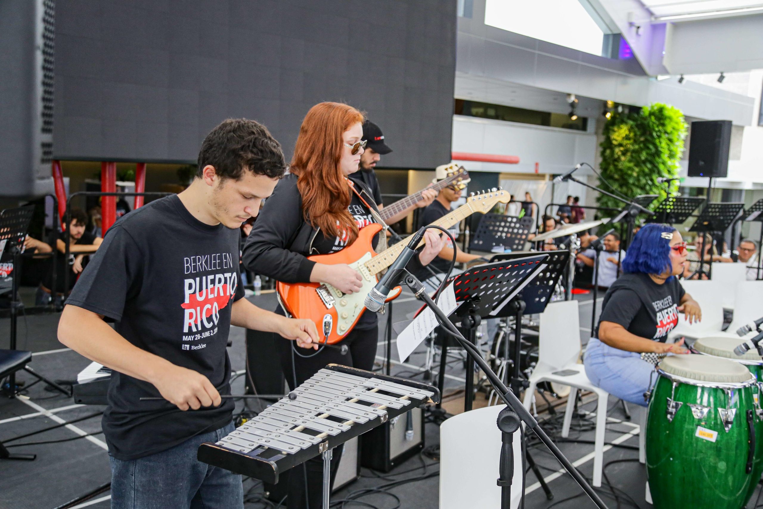 jóvenes del programa musical berklee en pr tocando instrumentos